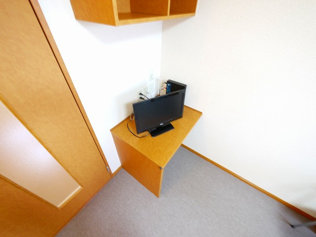 レオパレス寧楽の設備|モニターとテーブルです