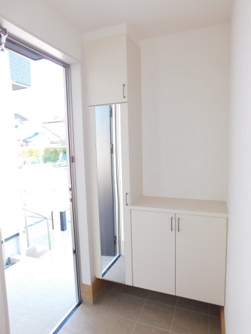 名古屋市中川区打中２丁目の新築一戸建の玄関|◇玄関収納◇　　家族の履物がしっかり収納できるミラー付玄関収納♪　