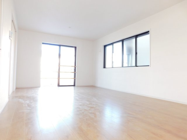 名古屋市中川区打中２丁目の新築一戸建の居間・リビング|◇リビング◇　　２面採光で明るいリビング１８．０帖　大きな窓から採光が差し込む開放的な空間♪