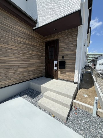 【玄関】 | 福岡市博多区諸岡3丁目2期　1号棟（全2棟）【仲介手数料無料・0円】 | 施工例。施工例は完成時と異なる場合があります。