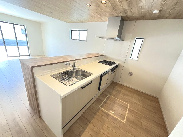 【キッチン】 | 福岡市博多区諸岡3丁目2期　1号棟（全2棟）【仲介手数料無料・0円】 | 施工例。施工例は完成時と異なる場合があります。
