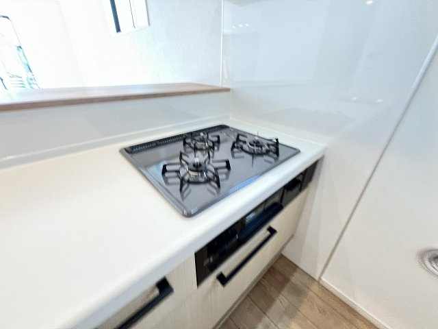 【キッチン】 | 福岡市博多区諸岡3丁目2期　1号棟（全2棟）【仲介手数料無料・0円】 | 施工例。施工例は完成時と異なる場合があります。