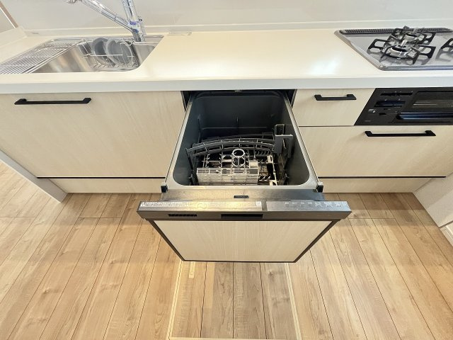 【キッチン】 | 福岡市博多区諸岡3丁目2期　1号棟（全2棟）【仲介手数料無料・0円】 | 施工例。施工例は完成時と異なる場合があります。