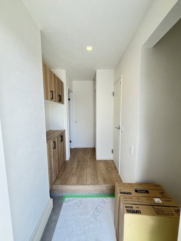 【玄関】 | 福岡市博多区諸岡3丁目2期　1号棟（全2棟）【仲介手数料無料・0円】 | 施工例。施工例は完成時と異なる場合があります。