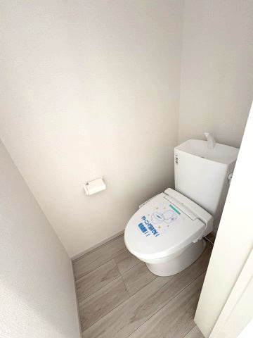 【内装】 | 福岡市博多区諸岡3丁目2期　2号棟（全2棟）【仲介手数料無料・0円】 | 施工例。1階のトイレです。施工例は完成時と異なる場合があります。