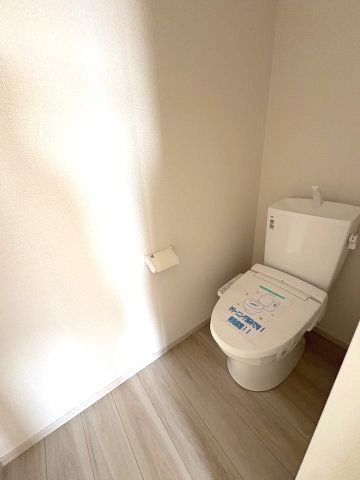 【内装】 | 福岡市博多区諸岡3丁目2期　2号棟（全2棟）【仲介手数料無料・0円】 | 施工例。2階にもトイレです。施工例は完成時と異なる場合があります。