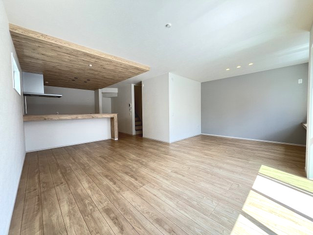 【内装】 | 福岡市博多区諸岡3丁目2期　2号棟（全2棟）【仲介手数料無料・0円】 | 施工例。リビングです。施工例は完成時と異なる場合があります。