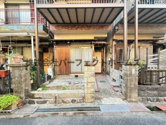 高野道1丁目戸建　賃貸のエントランス|落ち着いたエントランスです