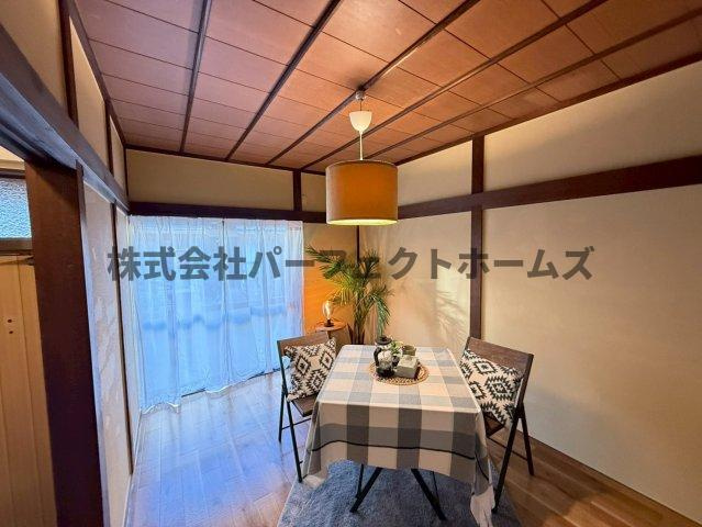 高野道1丁目戸建　賃貸の居間・リビング|こちらのリビングで趣味の時間をお楽しみください