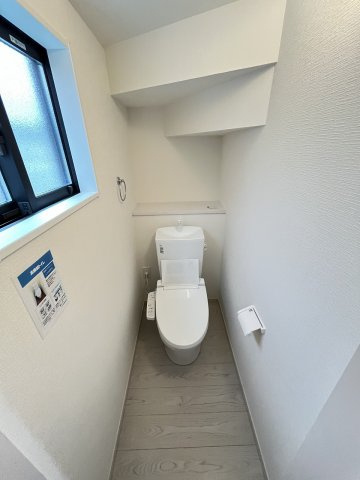 【トイレ】 | 大野城市中1丁目3期　1号棟（全3棟）【仲介手数料無料・0円】 | 現地写真。1階のトイレです。