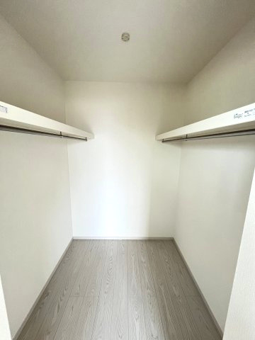 【収納】 | 大野城市中1丁目3期　1号棟（全3棟）【仲介手数料無料・0円】 | 現地写真。ウォークインクローゼットです。