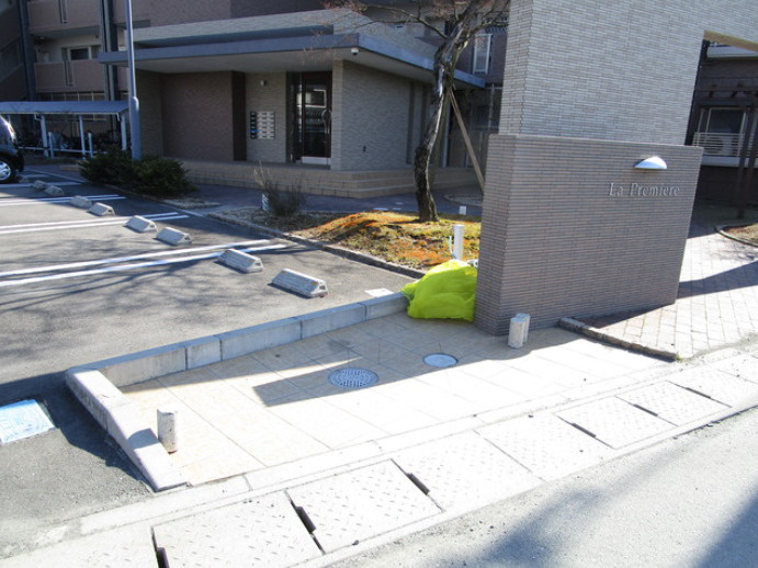 ラ・プルミエールのエントランス|清潔なエントランスです