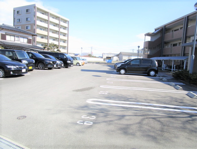 ラ・プルミエールの駐車場|駐車場があるので、車を買う予定の方も安心です