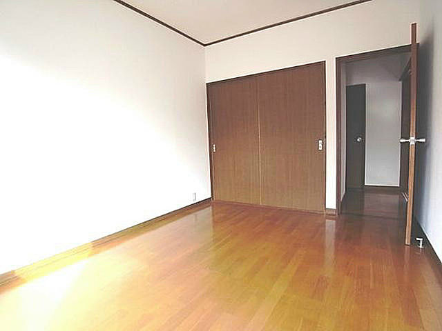 ガーデンハウスの内装|明るい色調の室内です