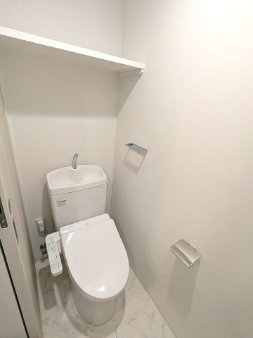 LUMIEC un KITAUENOのトイレ|洗面室と独立した温水洗浄便座です