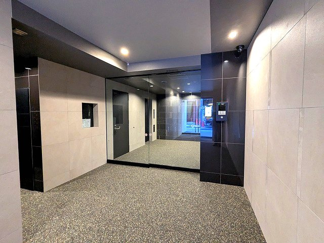 LUMIEC un KITAUENOのエントランス|瀟洒なエントランス、モニター付オートロックセキュリティ、防犯カメラ