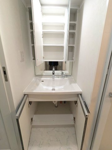 LUMIEC un KITAUENOの設備|トイレと独立した脱衣洗面室、三面鏡・ハンドシャワー付洗面台です