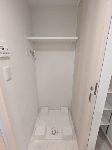 LUMIEC un KITAUENOの設備|トイレと独立した脱衣洗面室、洗濯機置場の排水口のお手入れしやすい様に手前中央に配置し、足高の防水パンです