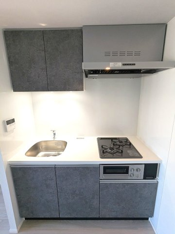 LUMIEC un KITAUENOのキッチン|グリル付ガス2口システムキッチン、瀟洒でお手入れ楽なガラストップコンロです