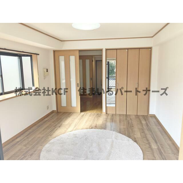 セピアコートの寝室|広くて明るい寝室