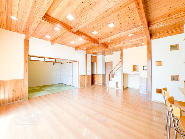 あさひ新町戸建の居間・リビング|広々としたリビングです★