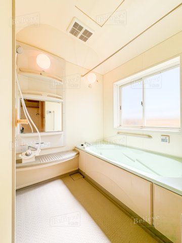 あさひ新町戸建の浴室|窓付きのきれいなお風呂です♪