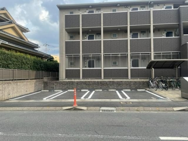 モンターニュ　の駐車場