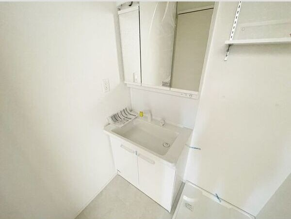 GUCCIフィールドⅡの独立洗面台|独立洗面台、小物を置くことができて便利です