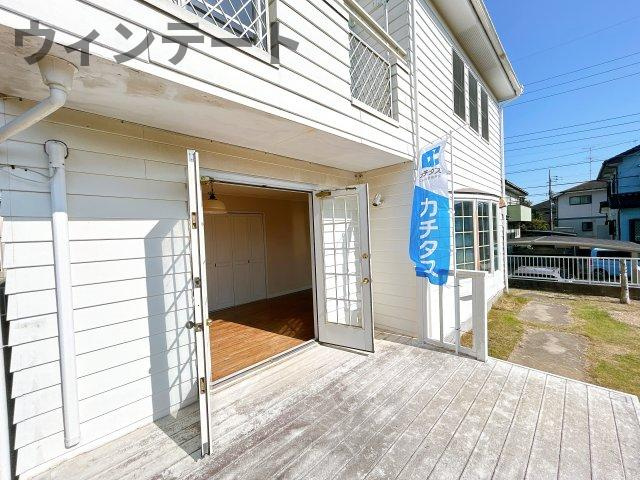 龍ケ崎市城ノ内1丁目　中古戸建の外観|【内外装リフォーム中11/28更新】リビング掃き出しのウッドデッキ。前面に現状棟がないので開けております。お休みの日はこちらで一服いかがでしょうか。