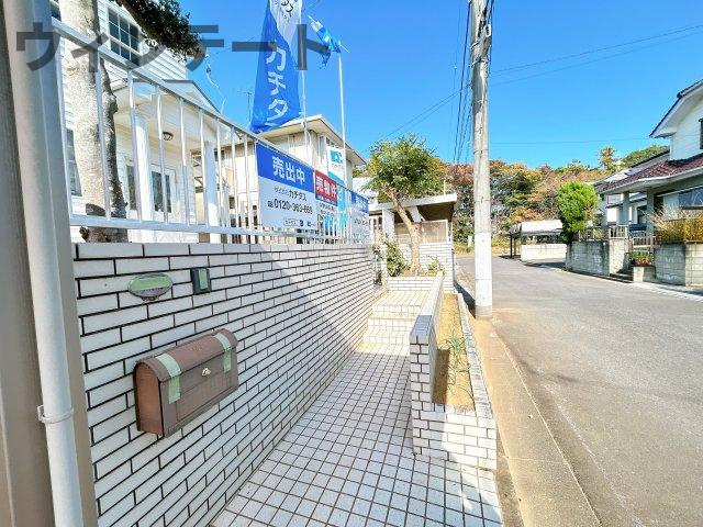 龍ケ崎市城ノ内1丁目　中古戸建の外観|【内外装リフォーム中11/28更新】駐車場からの階段アプローチです。ポストとインタホンは交換いたします。