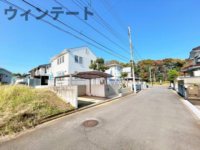 龍ケ崎市城ノ内1丁目　中古戸建の前面道路含む現地写真|【内外装リフォーム中11/28更新】現地外観別角度の写真です。隣は現状空き地の開けた立地となっております。隣地との間に充分な空間がありますのでおうちの背景に青空も映えますね。