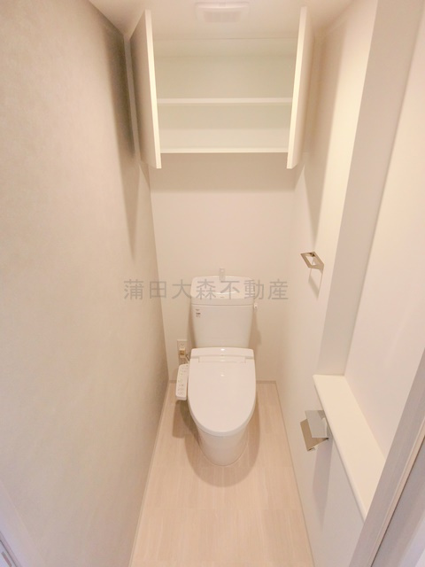 スタイリオ池上SOUTHスタイリオイケガミサウスのトイレ|吊り棚と温水洗浄便座付きのトイレ　