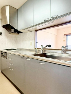 【キッチン】 | コスモシティ住吉川公園A棟 | 料理をしながらリビングで遊ぶお子様の様子を見守ることができる対面式キッチン