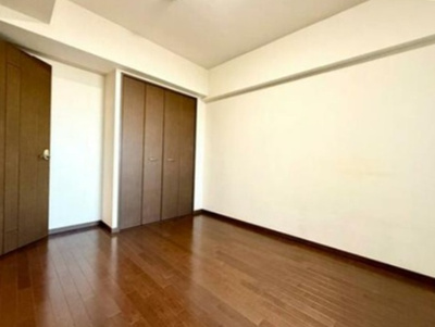 【洋室】 | コスモシティ住吉川公園A棟 | 7帖の洋室はたっぷり収納できるワークインクローゼット付き