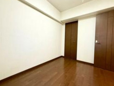 【洋室】 | コスモシティ住吉川公園A棟 | 5帖の洋室は収納付き