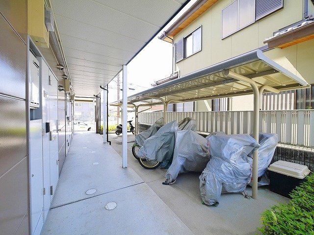 レオパレスセジュールのその他共用部分|共用廊下と駐輪場です