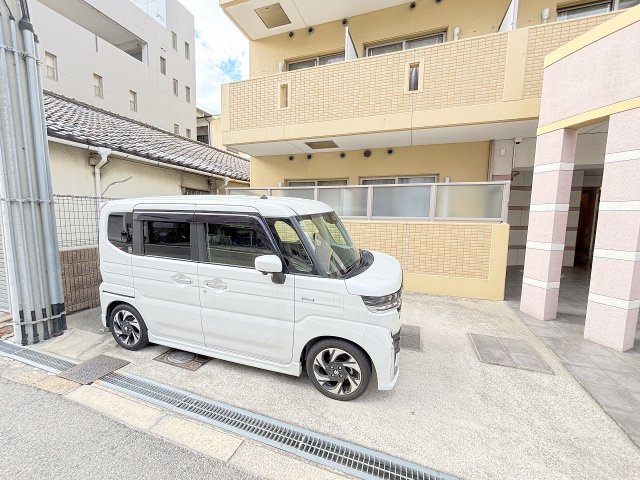 アルビオン新北野の駐車場