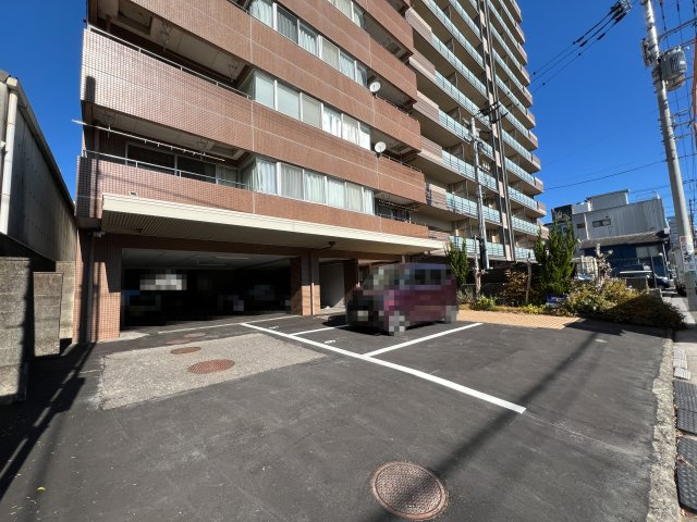 ドエール大川筋の駐車場