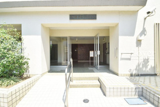 【エントランス】 | お客様を、そして住人を出迎えてくれるマンションのエントランス。ゴミが落ちていないことからも、管理状態の良さや住民の節度の高さが見て取れます。～即日のご見学可能～　お問合せはお気軽にどうぞ。