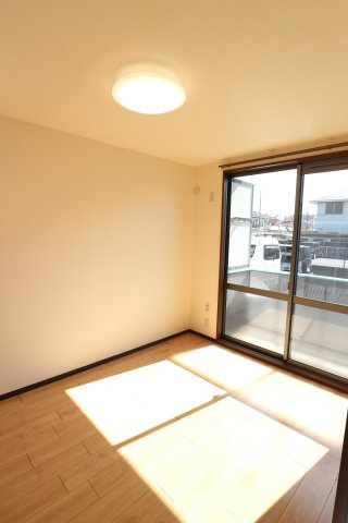 ディアスふじの洋室|102号室の写真を使用しています。