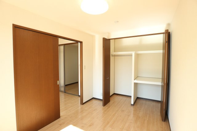 ディアスふじの収納|102号室の写真を使用しています。
