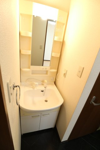 ディアスふじの独立洗面台|102号室の写真を使用しています。