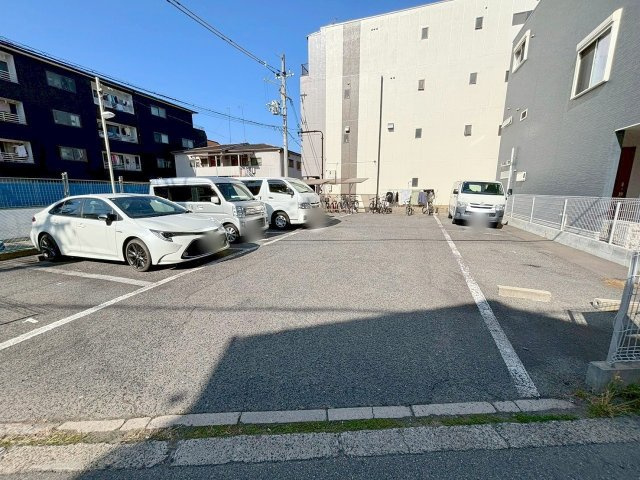 レジデンス三津屋の駐車場