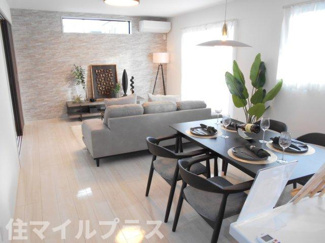 【居間・リビング】 | 郡山市片平町釜場新築一戸建て1棟 | こちらのリビングで趣味の時間をお楽しみください