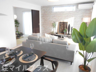 【居間・リビング】 | 郡山市片平町釜場新築一戸建て1棟 | ゆったり過ごせるリビングです