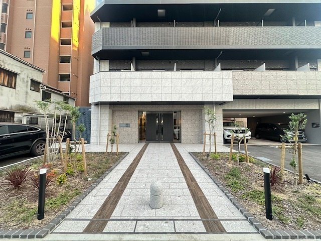 プレサンス塚本ベラビィのエントランス