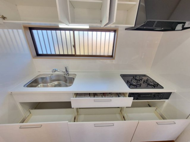 鹿沼市楡木町 中古住宅のキッチン|スッキリとしたデザインで収納力たっぷり！増えがちな調理器具やカトラリー、かさ張るタッパーやお弁当箱など、もう収納場所に困る事はありません！
上部の吊戸棚にもたっぷり仕舞えます♪
※2025年12月撮影