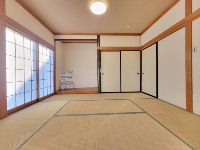 鹿沼市楡木町 中古住宅の和室|〇1F 6帖和室〇
押し入れの付いた純和室。リビングと続き間にできるので、こたつを置いて居間にしたり、お子様の遊び場としても多目的に利用御できます♪
※2025年12月撮影