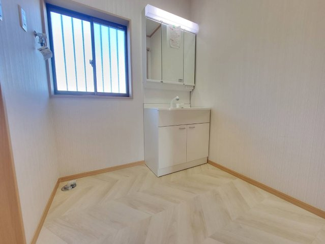 鹿沼市楡木町 中古住宅の独立洗面台|鏡裏収納で洗面周りはいつもスッキリ！家族が多くても物が散らからず、見た目も使い心地もワンランク上の空間を実現します。
忙しい朝がぐっと快適になります☆
※2025年12月撮影