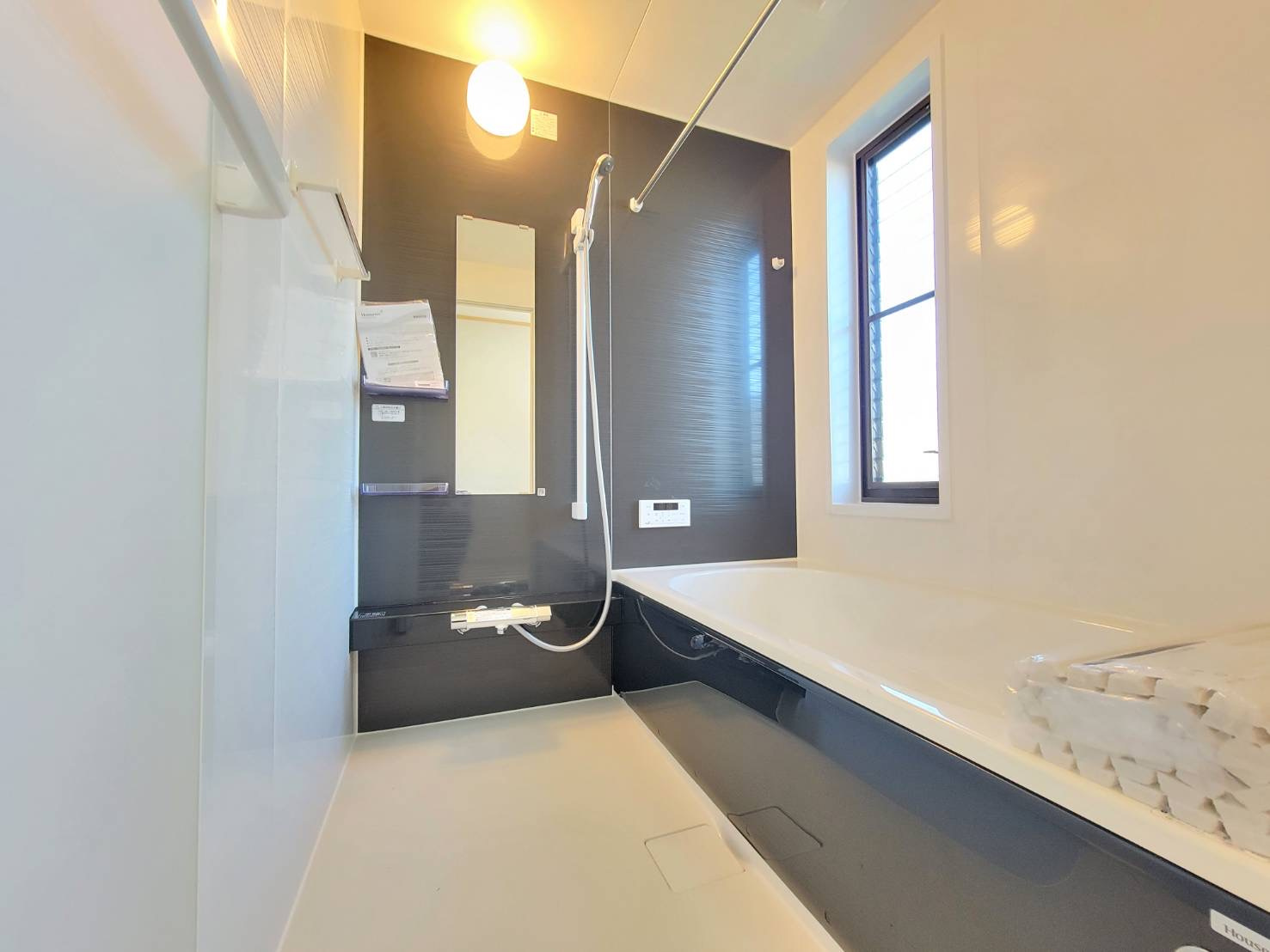 鹿沼市楡木町 中古住宅の浴室|1日の疲れを癒せる落ち着いたバスルーム。雨の日でもお洗濯に困らない浴室乾燥機付きです。
※2025年12月撮影